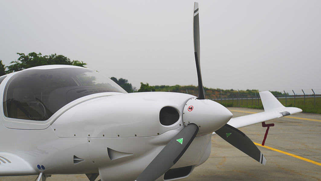最新鋭の小型飛行機 訓練機として日本発上陸 Da40ng 紹介動画有り アルファーアビエィション